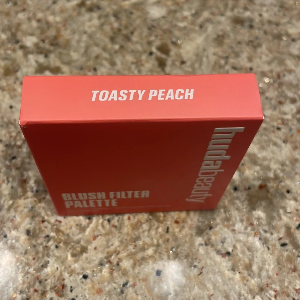 NEW HUDA BEAUTY  Blush Filter Blurring Blushlighters Palette